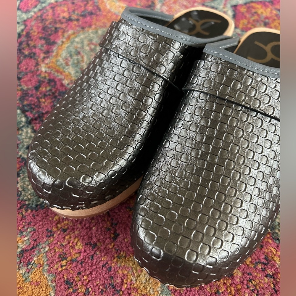 Cape Clogs | Women’s Dark Silver Metallic Textured Sip On Wooden Heel Clogs Sz 7 - Picture 4 of 13